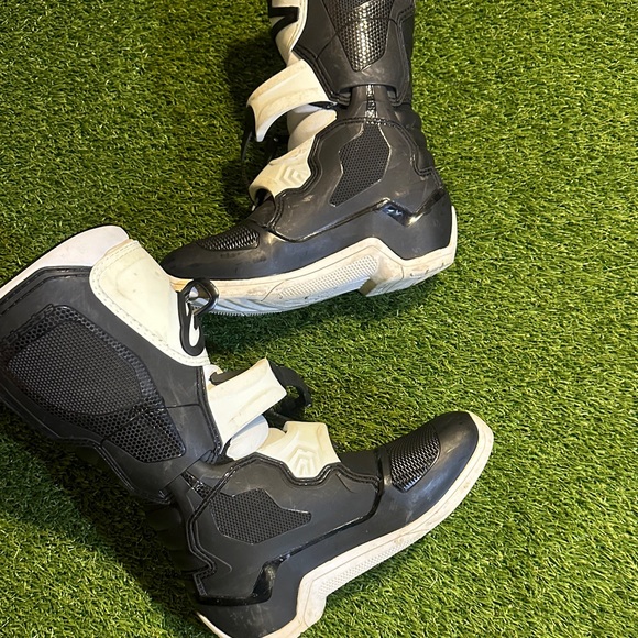 Alpinestars Tech 3S Youth Black and White motocross ATV Riding Boots - Picture 8 of 9